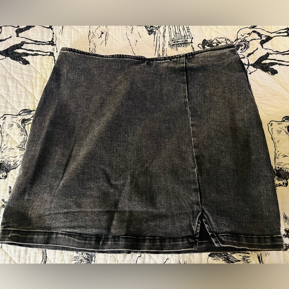 Black zip denim mini skirt.